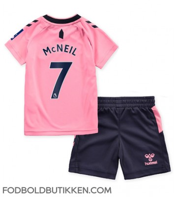 Everton Dwight McNeil #7 Udebanetrøje Børn 2022-23 Kortærmet (+ Korte bukser)